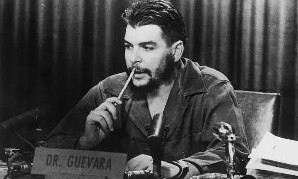 അരനൂറ്റാണ്ട് കഴിഞ്ഞിട്ടും ലോക ഹൃദയത്തിൽ തിളങ്ങി നിൽക്കുന്ന ചെഗുവേരക്ക് രക്ത പുഷ്പങ്ങൾ അരനൂറ്റാണ്ട് കഴിഞ്ഞിട്ടും ലോക ഹൃദയത്തിൽ തിളങ്ങി നിൽക്കുന്ന ചെഗുവേരക്ക് രക്ത പുഷ്പങ്ങൾ