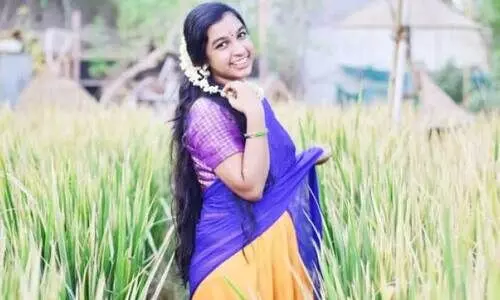 കതിരണിഞ്ഞ വയലിൽ പാട്ടുമൂളി നൃത്തമാടി ശ്രദ്ധ