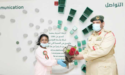 കോവിഡ് ​ പോരാളികൾക്ക് പ​ുഷ്​പങ്ങൾ നൽകി അപർണ; ആദരിച്ച്​ പൊലീസ്​