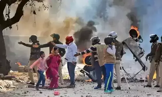 ഡൽഹി വംശീയാതി​ക്രമത്തിൽ അക്രമികൾക്കൊപ്പം പൊലീസ്​; തെളിവ്​ വിഡിയോയുമായി ഡൽഹി സർക്കാർ