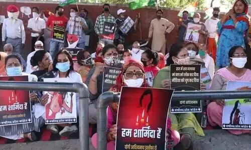 സ്ത്രീകള്‍ക്കെതിരായ അതിക്രമം: പരാതി കിട്ടിയാലുടന്‍ കേസ്​ രജിസ്​റ്റർ ചെയ്യണം; വീഴ്​ച വരുത്തുന്നവർക്കെതിരെ നടപടിയെന്ന്​ കേന്ദ്രസർക്കാർ