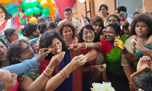 മാസ്​കും സാമൂഹിക അകലവുമില്ല; പ്രവർത്തകർക്കൊപ്പം പിറന്നാളാഘോഷിച്ച്​ ബി.ജെ.പി എം.പി