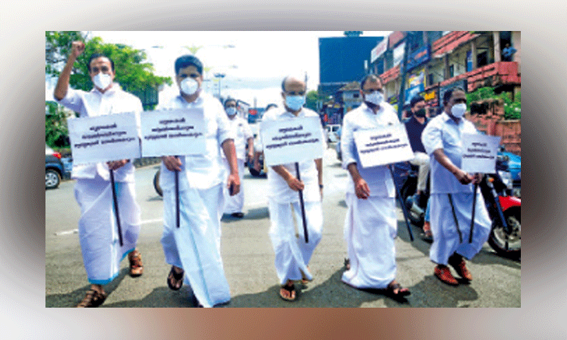 പി​ണ​റാ​യി​ക്ക് അ​ധി​കാ​ര​ത്തി​ല്‍ തു​ട​രാ​ന്‍ ധാ​ര്‍മി​ക​ത​യി​ല്ല –കു​ഞ്ഞാ​ലി​ക്കു​ട്ടി