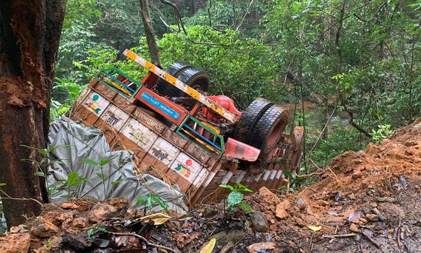 ചന്ദനത്തോടിൽ ലോറി കൊക്കയിലേക്ക് മറിഞ്ഞു; ഡ്രൈവർ രക്ഷപ്പെട്ടത് തലനാരിഴക്ക് ചന്ദനത്തോടിൽ ലോറി കൊക്കയിലേക്ക് മറിഞ്ഞു; ഡ്രൈവർ രക്ഷപ്പെട്ടത് തലനാരിഴക്ക്