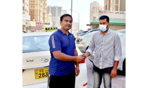 കളഞ്ഞുകിട്ടിയ പണവും പഴ്​സും ഉടമക്ക്​ നൽകി