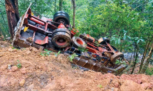 ചന്ദനത്തോടിൽ ലോറി താഴ്ചയിലേക്ക് മറിഞ്ഞ് ഡ്രൈവർക്ക് പരിക്ക്
