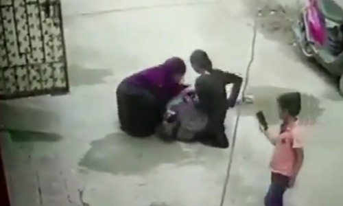 വീട്ടിലെ വഴക്ക്​ റോഡിലെത്തി; ഭർതൃമാതാവിനെ വലിച്ചിഴച്ച്​ മർദിച്ച്​ മരുമകളും അമ്മയും