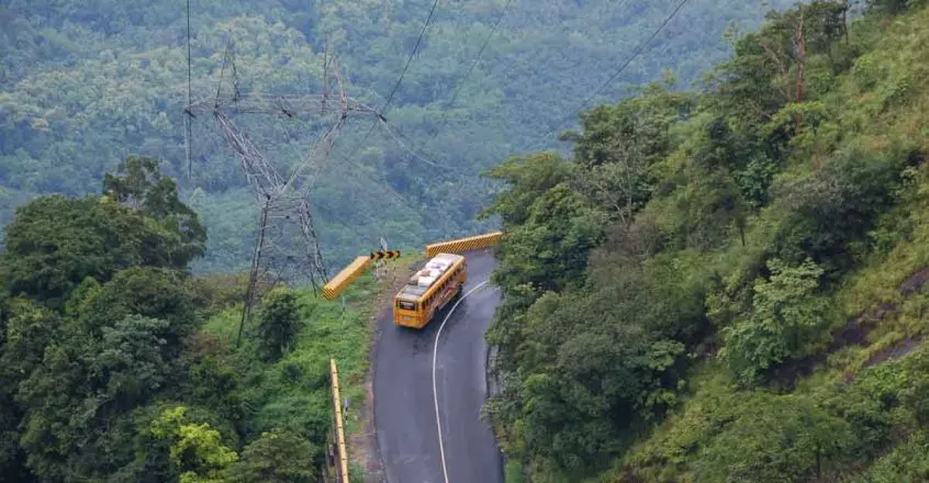 താമരശ്ശേരി ചുരത്തിൽ ഭാഗിക ഗതാഗത തടസം താമരശ്ശേരി ചുരത്തിൽ ഭാഗിക ഗതാഗത തടസം