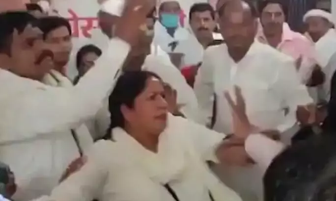 റേപ്പിസ്റ്റുകളെ മത്സരിപ്പിക്കരുതെന്ന് ആവശ്യപ്പെട്ടു; യു.പിയിൽ കോൺഗ്രസ് യോഗത്തിൽ പ്രവർത്തകക്ക് മർദനം