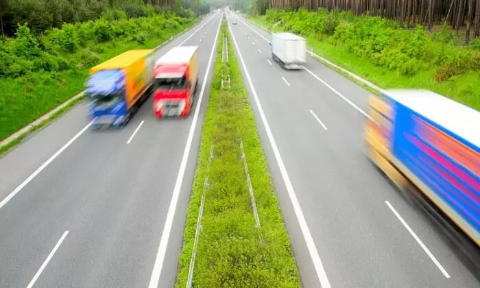 ഇടതു വശത്തുകൂടെ ഓവർടേക്​ ചെയ്യാമൊ?; ചില ഒാവർടേകിങ്​ പാഠങ്ങൾ ഇതാ