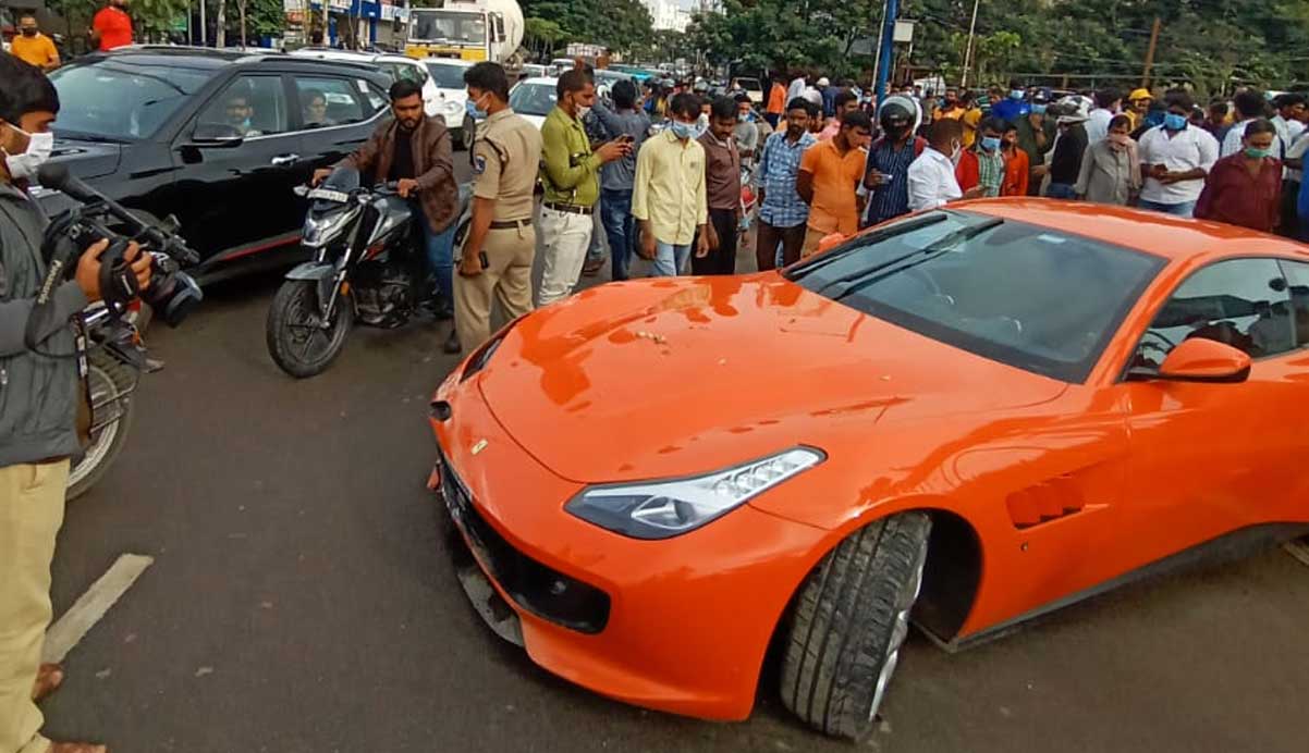 ഫെരാരിയിൽ സാഹസിക യാത്ര, ഒടുവിൽ അപകടം; കാൽനട യാത്രക്കാരൻ കൊല്ലപ്പെട്ടു ഫെരാരിയിൽ സാഹസിക യാത്ര, ഒടുവിൽ അപകടം; കാൽനട യാത്രക്കാരൻ കൊല്ലപ്പെട്ടു