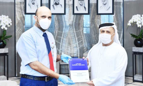 2.5 ല​ക്ഷം ദി​ർ​ഹ​മി​െ​ൻ​റ ബാ​ഗ്​ തി​രി​ച്ചു​ന​ൽ​കി; ബ​സ്​ ഡ്രൈ​വ​ർ​ക്ക്​ ആ​ർ.​ടി.​എ​യു​ടെ ആ​ദ​രം