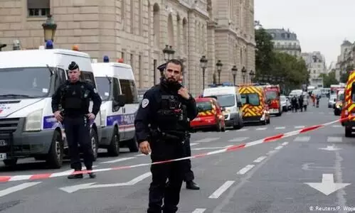 പാ​രീ​സി​ൽ പോ​ലീ​സ് സ്റ്റേ​ഷ​നു നേ​രെ ആ​ക്ര​മ​ണം