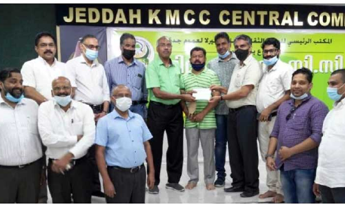 സി.​എ​ച്ച് സെ​ൻ​റ​റി​ന്​ ഫ​ണ്ട് കൈ​മാ​റി