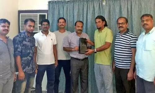 അ​ബ്ബാ​സ് കൂ​ട്ടി​ല​ങ്ങാ​ടി​ക്ക് യാ​ത്ര​യ​യ​പ്പ് ന​ൽ​കി