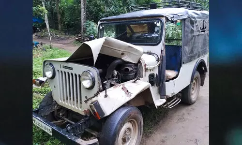 പുൽപ്പള്ളിയില്‍ റോഡരികില്‍ നിർത്തിയിട്ട ജീപ്പ് കാട്ടാന തകർത്തു