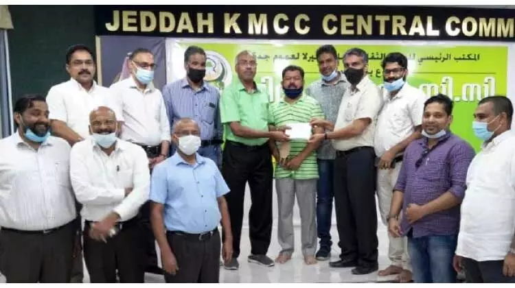 സി.​എ​ച്ച് സെ​ൻ​റ​റി​ന്​ ഫ​ണ്ട് കൈ​മാ​റി