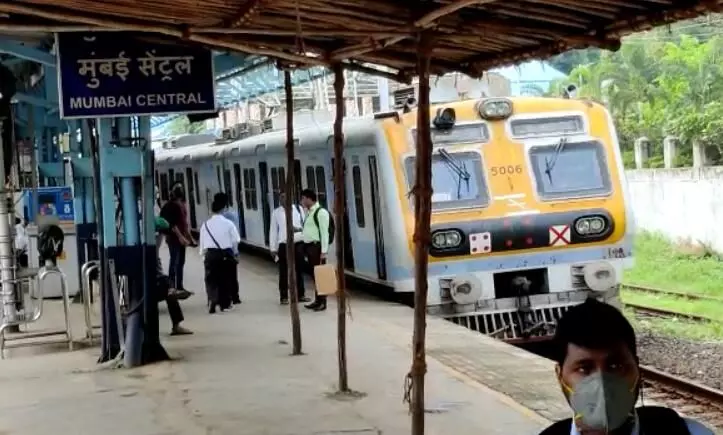 മുംബൈയിൽ വൈദ്യുതി തടസം; ലോക്കൽ ട്രെയിൻ സർവീസുകൾ ഭാഗികമായി നിർത്തി മുംബൈയിൽ വൈദ്യുതി തടസം; ലോക്കൽ ട്രെയിൻ സർവീസുകൾ ഭാഗികമായി നിർത്തി