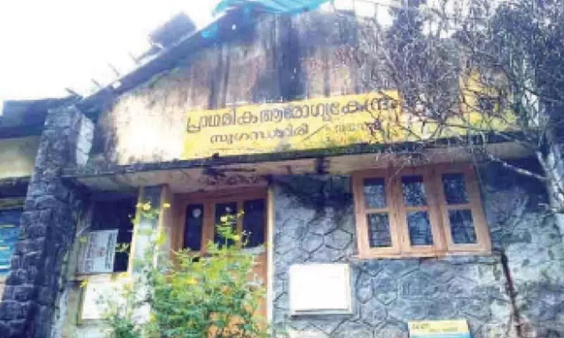 കാണുന്നില്ലേ, ഈ ദുരിതം; സുഗന്ധഗിരിയിലെ കുടുംബാരോഗ്യ കേന്ദ്രത്തി​െൻറ പുതിയ കെട്ടിട നിർമാണം എങ്ങുമെത്തിയില്ല