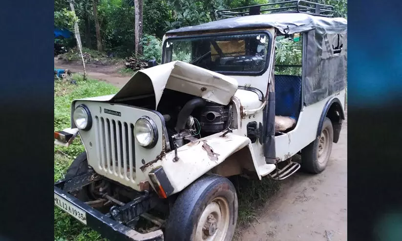 പുൽപ്പള്ളിയില്‍ റോഡരികില്‍ നിർത്തിയിട്ട ജീപ്പ് കാട്ടാന തകർത്തു