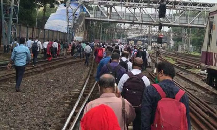 വൈ​ദ്യു​തി നി​ല​ച്ചു; മുംബൈ നഗരം നിശ്ചലമായി