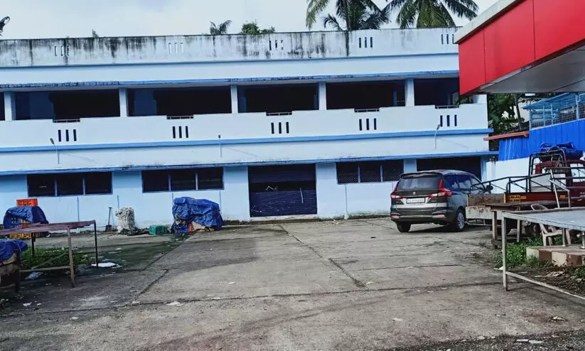 ഉദ്ഘാടനം കഴിഞ്ഞെങ്കിലും തുറന്നുകൊടുക്കാതെ ആദികാട്ടുകുളങ്ങരയിലെ ആധുനിക മത്സ്യ മാർക്കറ്റ് ഉദ്ഘാടനം കഴിഞ്ഞെങ്കിലും തുറന്നുകൊടുക്കാതെ ആദികാട്ടുകുളങ്ങരയിലെ ആധുനിക മത്സ്യ മാർക്കറ്റ്