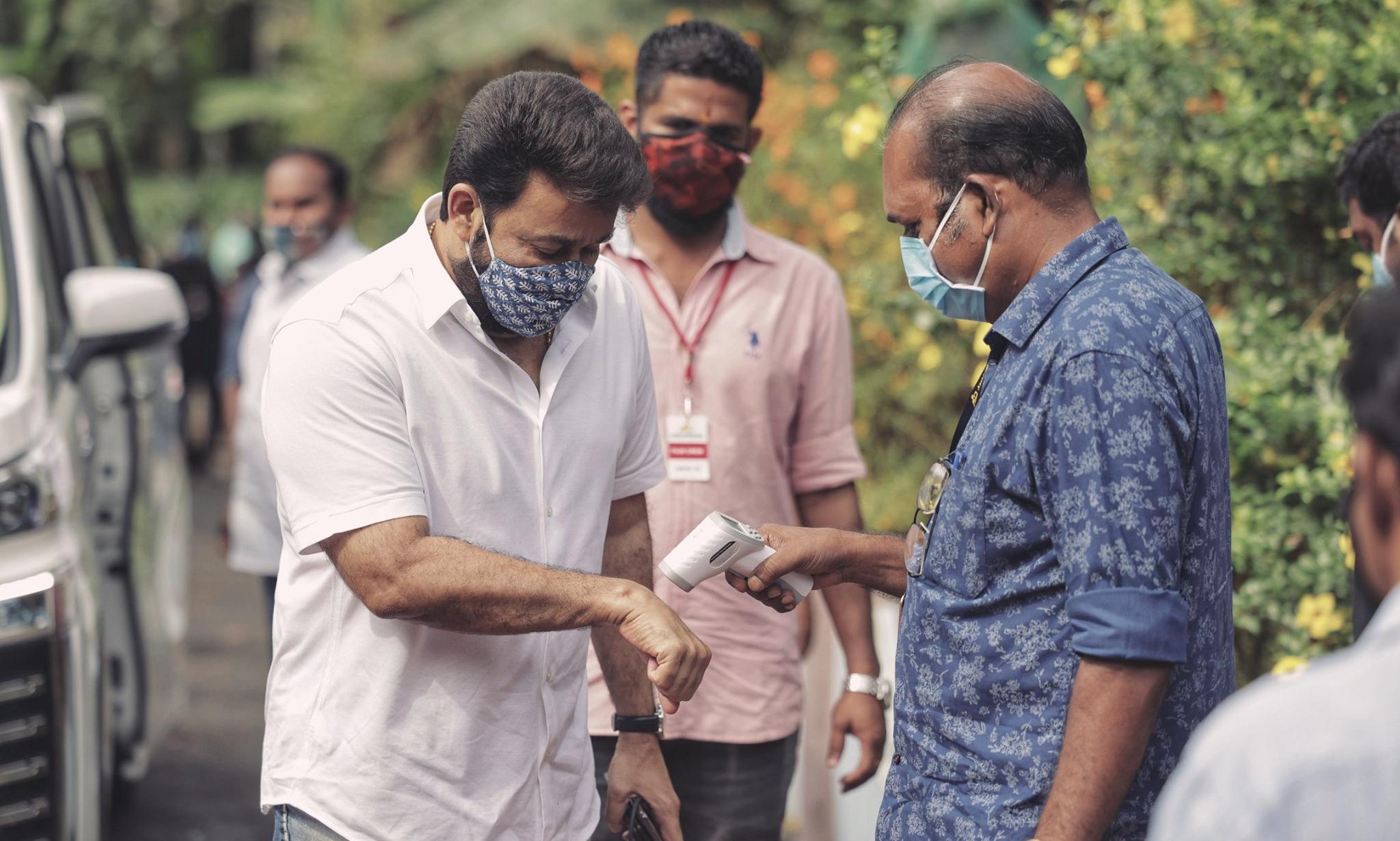 കോവിഡ് പ്രോേട്ടാക്കോൾ പാലിച്ച് ദൃശ്യം 2; ലൊക്കേഷൻ ചിത്രവുമായി മോഹൻലാൽ കോവിഡ് പ്രോേട്ടാക്കോൾ പാലിച്ച് ദൃശ്യം 2; ലൊക്കേഷൻ ചിത്രവുമായി മോഹൻലാൽ