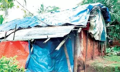 മാനസിക വിഭ്രാന്തിയുള്ള രണ്ട് മക്കളുമായി ഷീറ്റ് മറച്ച കൂരയിൽ അബ്​ദുറഹ്മാ​െൻറ ജീവിതം