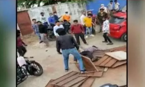 സ്​ത്രീകൾ ഓടിച്ച സ്​കൂട്ടറിൽ ഓ​ട്ടോറിക്ഷ  തട്ടി; ഡ്രൈവറെ മർദിച്ച്​ അബോധാവസ്ഥയിലാക്കി