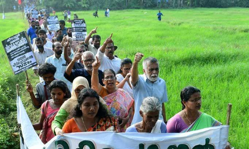 ദേശീയ പാത വികസനത്തിന് തറക്കല്ലിടു​​േമ്പാൾ കീഴാറ്റൂരിൽ വയൽക്കിളികളുടെ പ്രതിഷേധം