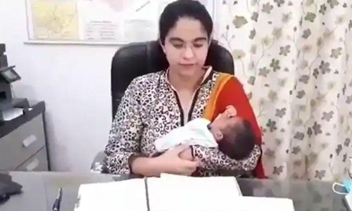 പ്രസവിച്ച് രണ്ടാഴ്ച്ചക്ക് ശേഷം കൈകുഞ്ഞുമായി ജോലിക്കെത്തി; ഐ.എ.എസ് ഒാഫിസർക്ക് കൈയടി പ്രസവിച്ച് രണ്ടാഴ്ച്ചക്ക് ശേഷം കൈകുഞ്ഞുമായി ജോലിക്കെത്തി; ഐ.എ.എസ് ഒാഫിസർക്ക് കൈയടി