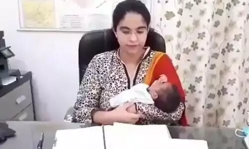 പ്രസവിച്ച്​ രണ്ടാഴ്​ച്ചക്ക്​ ശേഷം കൈകുഞ്ഞുമായി ജോലിക്കെത്തി; ഐ.എ.എസ്​ ഒാഫിസർക്ക്​ കൈയടി