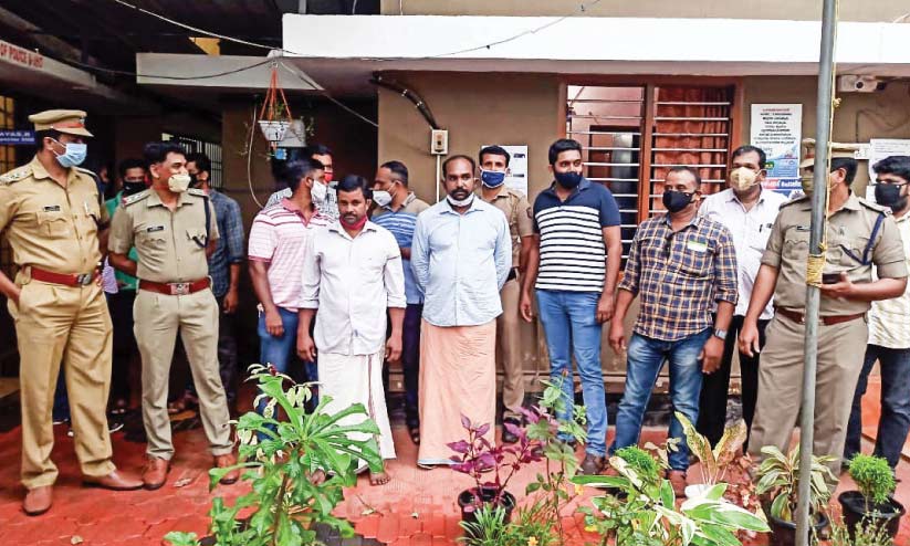 കരുവാറ്റ ബാങ്ക് കവർച്ച: ചുരുളഴിയിച്ചത് ഓപറേഷൻ ഹോളിഡേ ഹണ്ടേഴ്സ് കരുവാറ്റ ബാങ്ക് കവർച്ച: ചുരുളഴിയിച്ചത് ഓപറേഷൻ ഹോളിഡേ ഹണ്ടേഴ്സ്