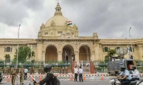 യു.പി നിയമസഭ മന്ദിരത്തിന് മുന്നിൽ യുവതി തീ കൊളുത്തി ആത്മഹത്യ ചെയ്യാൻ ശ്രമിച്ചു യു.പി നിയമസഭ മന്ദിരത്തിന് മുന്നിൽ യുവതി തീ കൊളുത്തി ആത്മഹത്യ ചെയ്യാൻ ശ്രമിച്ചു