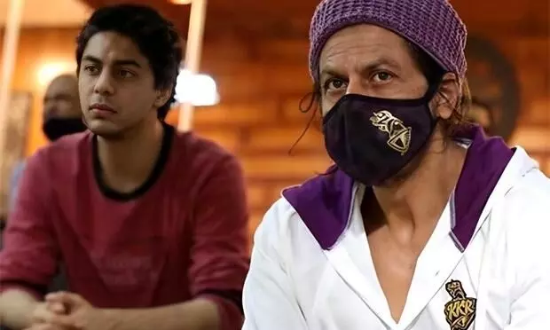 പ്രിയ പുത്രൻ ആര്യനുണ്ട്; ഷാറൂഖിനൊപ്പം കളി കാണാൻ പ്രിയ പുത്രൻ ആര്യനുണ്ട്; ഷാറൂഖിനൊപ്പം കളി കാണാൻ