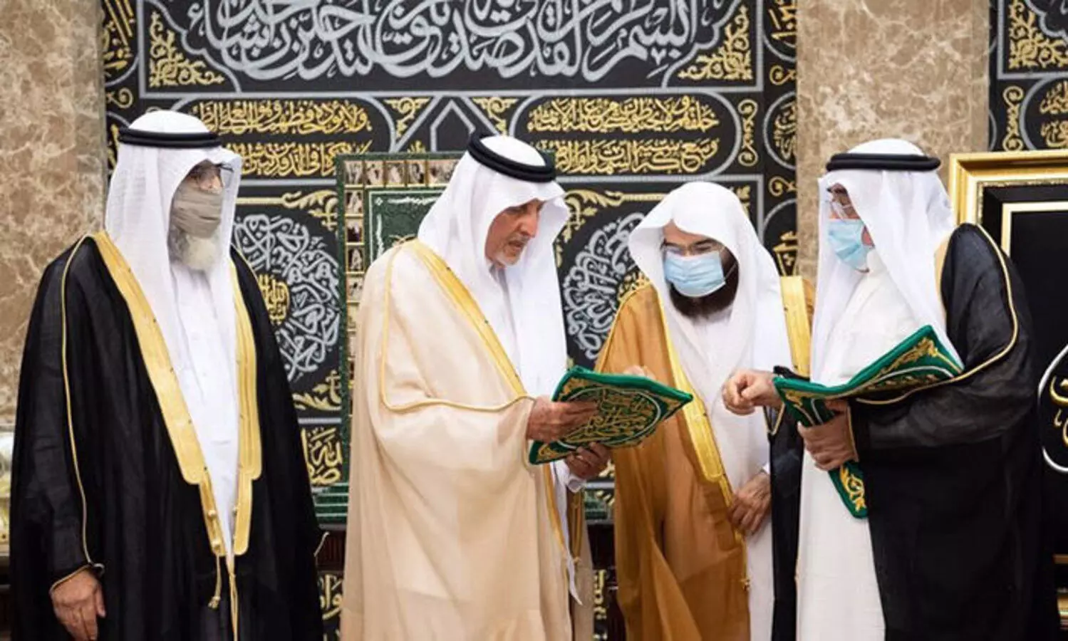 കഅ്​ബയെ പുതപ്പിക്കാൻ പുതിയ കിസ്​വ കൈമാറി