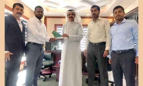 ജിദ്ദ നാഷനൽ ആശുപത്രിക്ക് ഉപഹാരം സമ്മാനിച്ചു