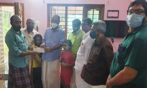 അ​ബ്​​ദു​ൽ ഖാ​ദ​ർ കു​ടും​ബ സ​ഹാ​യം വി​ത​ര​ണം ചെ​യ്തു