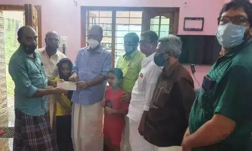 അ​ബ്​​ദു​ൽ ഖാ​ദ​ർ കു​ടും​ബ സ​ഹാ​യം വി​ത​ര​ണം ചെ​യ്തു