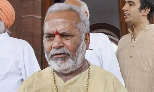 മുന്‍ കേന്ദ്രമന്ത്രി ചിന്മയാനന്ദിനെതിരെയുള്ള ബലാത്സംഗക്കേസിൽ പരാതിക്കാരി മൊഴിമാറ്റി