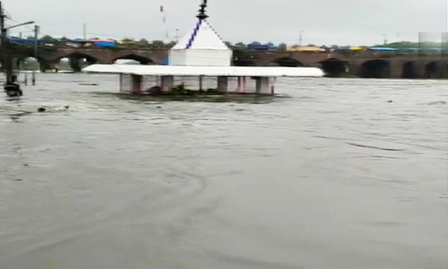 തെലുങ്കാനയിൽ കനത്ത മഴയും വെള്ളപ്പൊക്കവും; 11 മരണം, ജനജീവിതം സ്തംഭിച്ചു