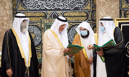 കഅ്​ബയെ പുതപ്പിക്കാൻ പുതിയ കിസ്​വ കൈമാറി