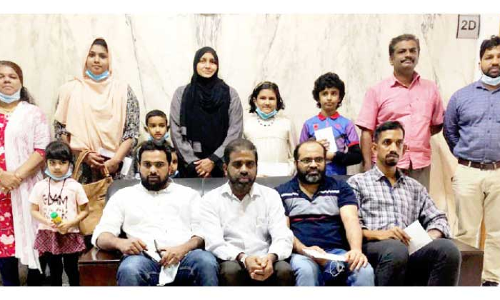 ഗൾഫ്​ മാധ്യമം ഫ്രീഡം ക്വിസ്: വിജയികൾക്ക്​ സമ്മാനം നൽകി