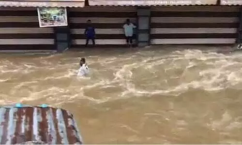 ഹൈദരാബാദിൽ ​വെള്ളക്കെട്ടിലൂടെ ആൾ ഒലിച്ചുപോയി; രക്ഷിക്കാൻ ശ്രമിക്കുന്നതി​െൻറ ദൃശ്യങ്ങൾ വൈറൽ