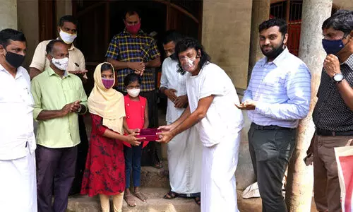 ലത്തീഫി​െൻറ മക്കൾ പഠനം തുടങ്ങി; മോഷണം പോയ മൊബൈലുകൾക്ക്​ പകരം ഫോണുകൾ വീട്ടിലെത്തിച്ച്​ ബോബി ചെമ്മണ്ണൂർ