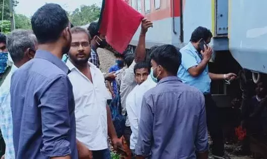 ഓടിക്കൊണ്ടിരുന്ന ട്രെയിനിന്റെ ബോഗികള്‍ വേര്‍പെട്ടു; ഒഴിവായത് വന്‍ അപകടം