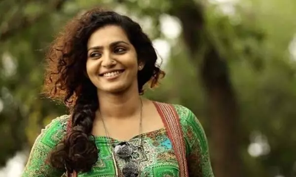 പാർവതിക്ക് പിന്തുണയുമായി സാംസ്കാരിക, രാഷ്ട്രീയ പ്രമുഖർ പാർവതിക്ക് പിന്തുണയുമായി സാംസ്കാരിക, രാഷ്ട്രീയ പ്രമുഖർ