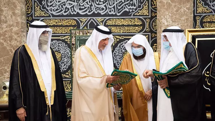 കഅ്ബയെ പുതപ്പിക്കാൻ പുതിയ കിസ്വ കൈമാറി കഅ്ബയെ പുതപ്പിക്കാൻ പുതിയ കിസ്വ കൈമാറി