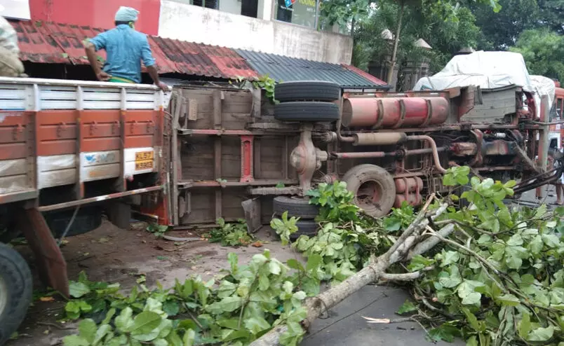 ലോറി അപകടം ലോറി അപകടം