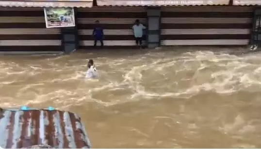 ഹൈദരാബാദിൽ വെള്ളക്കെട്ടിലൂടെ ആൾ ഒലിച്ചുപോയി; രക്ഷിക്കാൻ ശ്രമിക്കുന്നതിെൻറ ദൃശ്യങ്ങൾ വൈറൽ ഹൈദരാബാദിൽ വെള്ളക്കെട്ടിലൂടെ ആൾ ഒലിച്ചുപോയി; രക്ഷിക്കാൻ ശ്രമിക്കുന്നതിെൻറ ദൃശ്യങ്ങൾ വൈറൽ